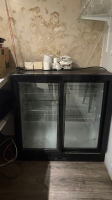 un réfrigérateur à deux portes vitrées dans une cuisine