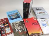 plusieurs livres sont posés sur une table les uns à côté des autres