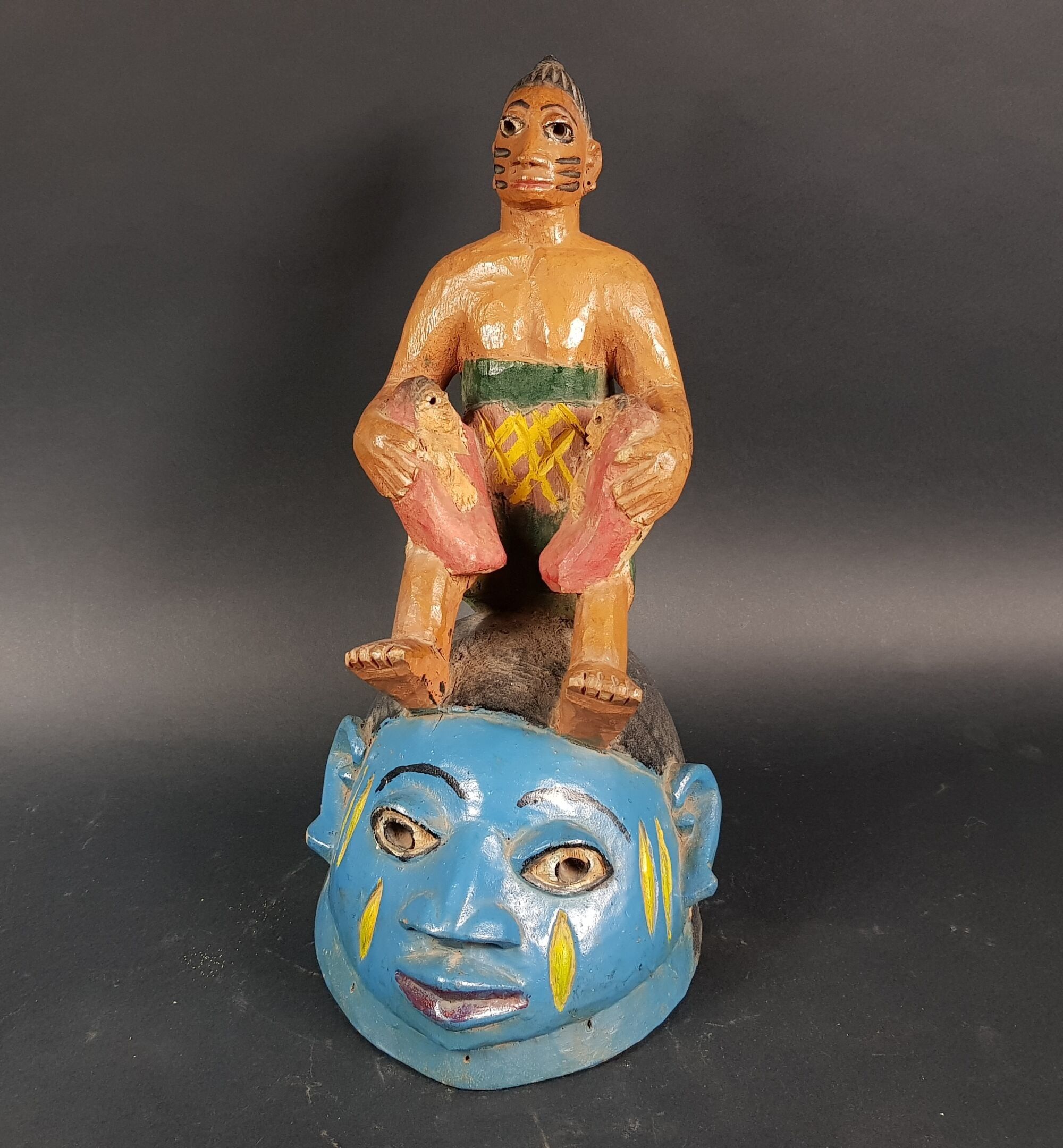 Ecole de COVE - BENIN, XXème - Masque polychrome surmonté d'une maternité aux jumeaux - H. 39 cm