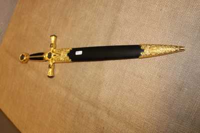 un stylo noir et doré orné d'une croix dorée