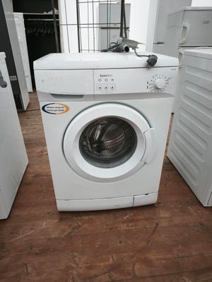 une machine à laver dans un coin de la cuisine