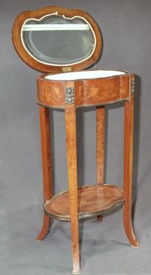 une petite table en bois sur laquelle se trouve un miroir