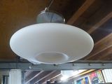 une lumière suspendue au plafond d'une pièce