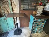 une petite table et une petite armoire dans un coin de la pièce