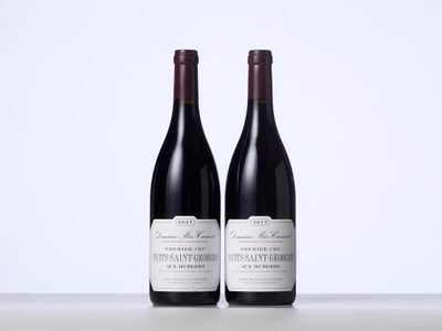 deux bouteilles de vin posées sur une table l'une à côté de l'autre