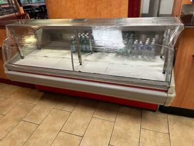 une vitrine réfrigérée contenant des bouteilles d'eau