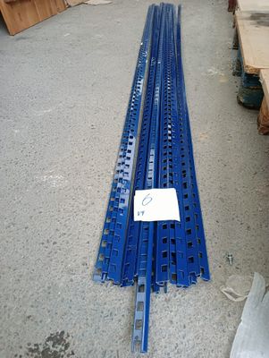 beaucoup de rails bleus qui traînent par terre