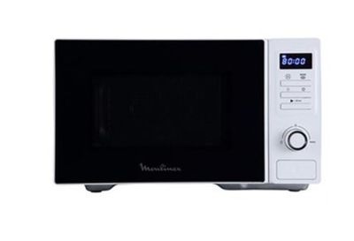 four à micro-ondes blanc avec commandes électroniques, sur fond blanc