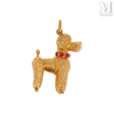 une image représentant un pendentif en forme de caniche en or orné d'une pierre rouge