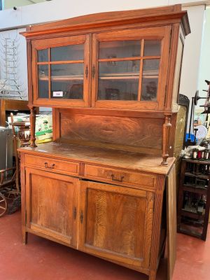 - Buffet deux corps en chêne, ouvrant par quatre portes dont…