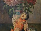 une peinture à l'huile représentant une poupée avec des fleurs dans un vase posé sur une table