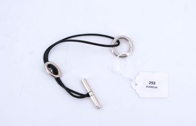 porte-clés plaqué argent avec cordon en cuir noir et fermoir en métal argenté