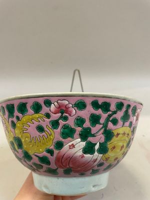 Chine, XIXe siècle. Bol en porcelaine et émaux polychromes à…
