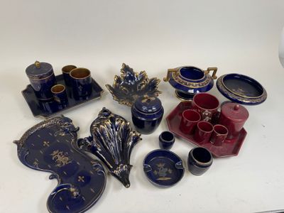 beaucoup d'objets bleus et or posés sur une table