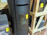 une poubelle noire posée à côté d'une pile de cartons