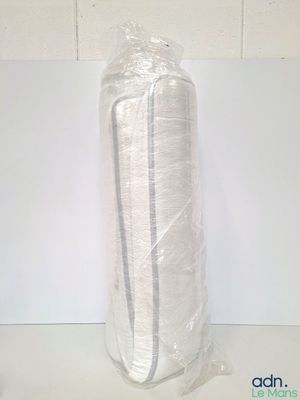 un sac de laine blanche emballé dans du plastique, posé sur un comptoir