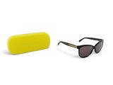 une paire de lunettes de soleil et un étui jaune posés sur une surface blanche
