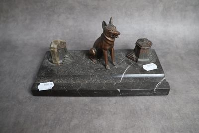 statue d'un chien assis sur un socle en pierre
