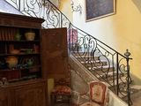 une pièce dans laquelle se trouvent une bibliothèque et une chaise