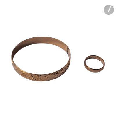un gros plan d'une bague et d'une bague sur fond blanc