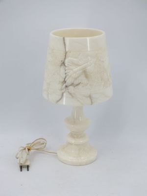 une image représentant une lampe blanche à laquelle est branché un cordon d'alimentation