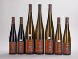 six bouteilles de vin sont alignées dans une rangée