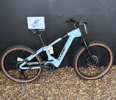un vélo garé contre un mur