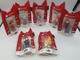 beaucoup de figurines Nintendo sur la table