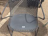 une chaise sur laquelle est posée une grille