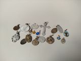 de nombreux pendentifs en argent et en or sur un fond blanc