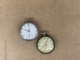 deux horloges posées l'une à côté de l'autre sur le sol