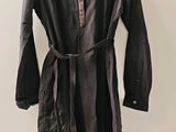 une photo d'une robe-chemise noire suspendue à un cintre