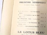 un livre ouvert, sur lequel figure un texte en français, posé sur une table