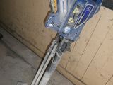 une photo d'une perceuse bleue et blanche dans un garage