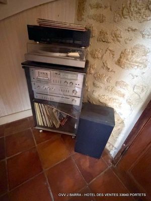 Chaine Hi-fi avec le meuble et les deux haut-parleurs marque…