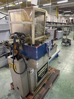 une machine posée sur une palette dans une usine