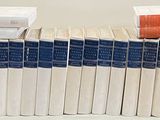 un grand nombre de livres empilés les uns sur les autres
