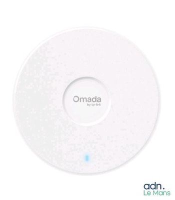 une image montrant un gros plan d'une assiette blanche posée sur une surface blanche