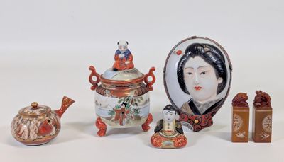 une photo montrant un groupe de figurines asiatiques posées sur une table