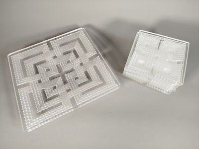 deux morceaux de plastique posés sur une table