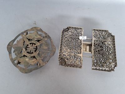 deux morceaux de métal posés sur une table