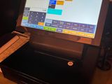 une photo d'une caisse enregistreuse dans un bar