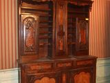un grand meuble en bois surmonté d'une horloge