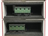trois wagons exposés dans une vitrine