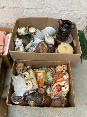 deux cartons contenant des objets divers, posés par terre