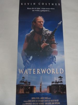 une affiche du film « Waterworld » sur laquelle figure un homme tenant un pistolet