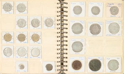 un livre ouvert sur lequel sont posées quelques pièces de monnaie