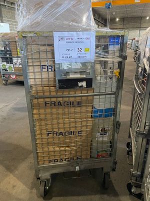 un chariot sur lequel est accrochée une affiche, dans un magasin