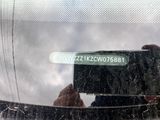 un homme en train de se prendre en photo dans le reflet d'une vitre de voiture