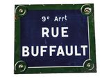 a blue and white street sign that says rue buffalo